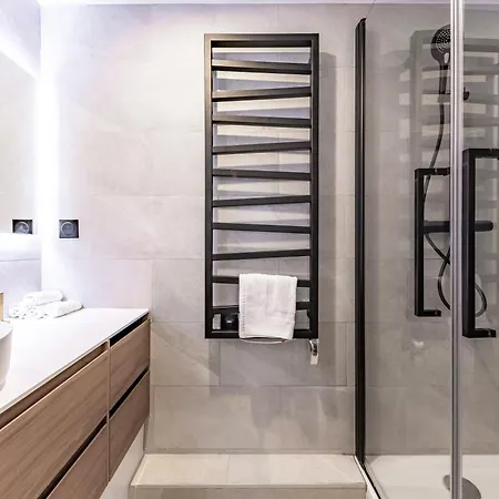 Brand New 3 Bedrooms Facing Madeleine St Honoré Appartamento