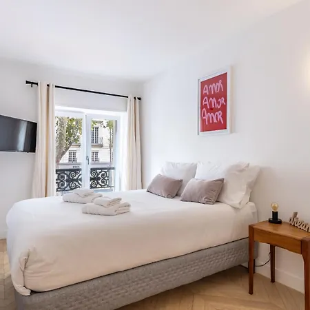 Brand New 3 Bedrooms Facing Madeleine St Honoré * Parigi