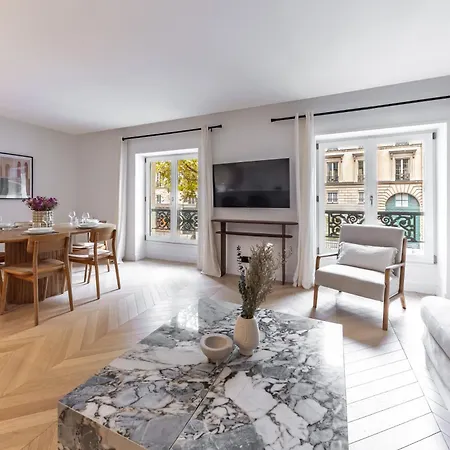 Brand New 3 Bedrooms Facing Madeleine St Honoré Parigi