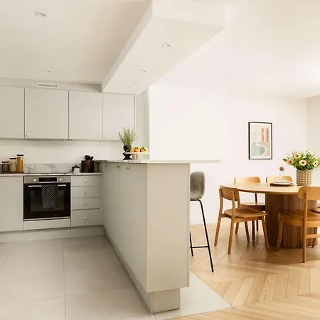 Brand New 3 Bedrooms Facing Madeleine St Honoré Appartamento