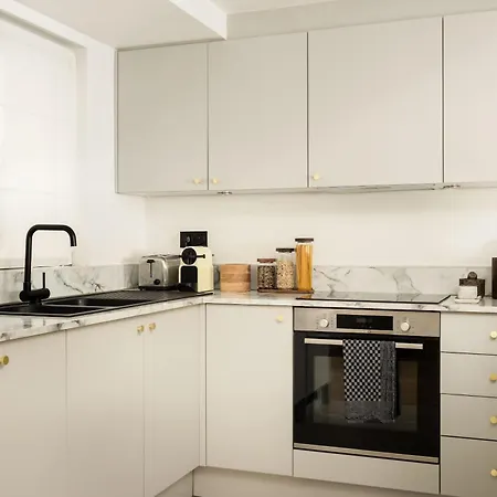 Brand New 3 Bedrooms Facing Madeleine St Honoré Parigi
