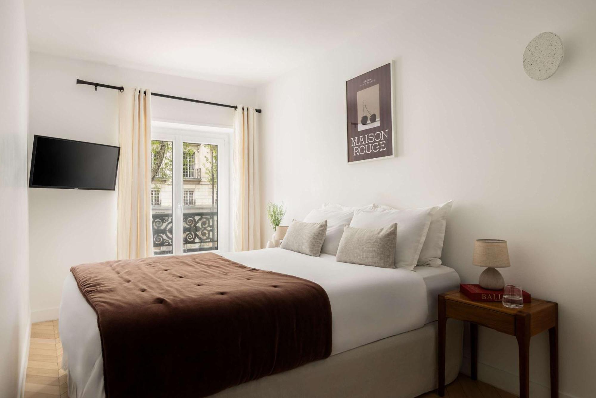 Brand New 3 Bedrooms Facing Madeleine St Honoré * Parigi